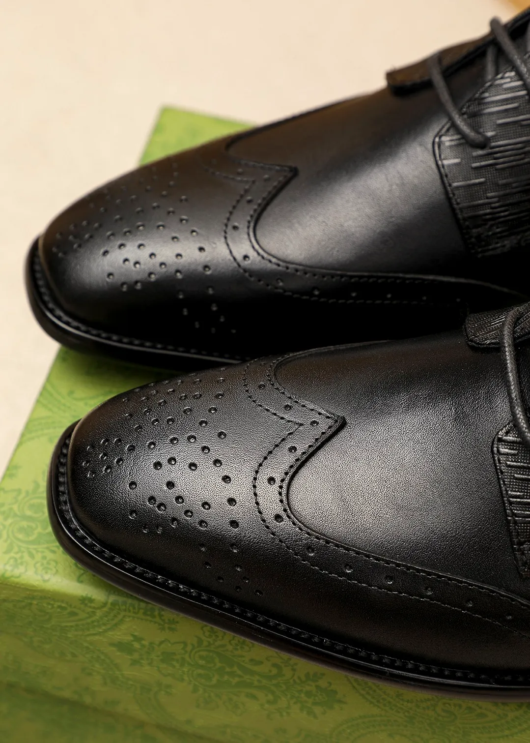 Men's shoes 💰442 💐 Product trademark: GUCCI "Gucci" business leather shoes Regular size: 38-44 (45.46🉑️customized) Product materials: Selected imported first-layer calfskin upper, imported small dyed cowhide leather lining. Strong three-dimensional visual effect, combined outsole Color: 1⃣️color optional